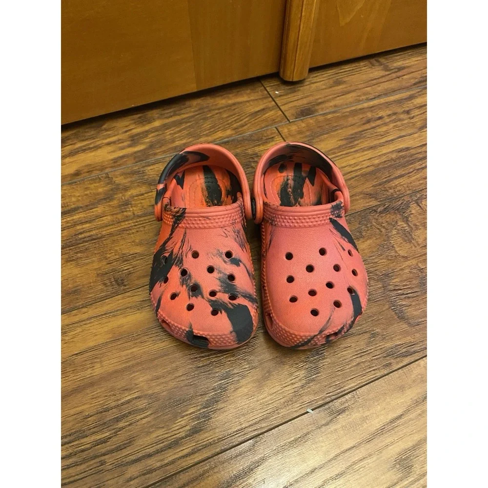 New Without Box Crocs Classic Marbled Clog Unisex Kids US 7C Red Black